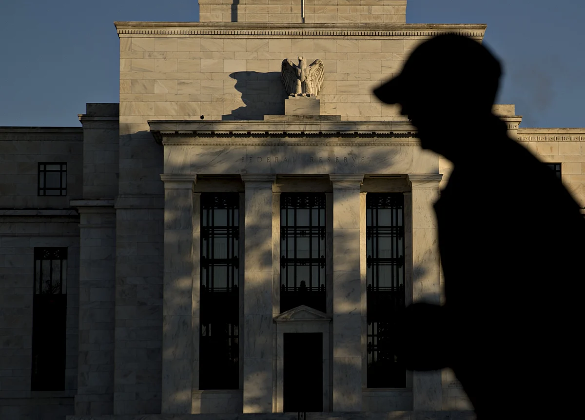 Strategists Ponder Sub-1% U.S. Yields