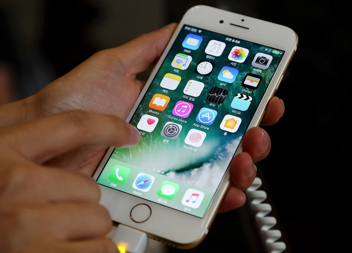 Apple Plans to Bankroll Original Podcasts to Fend Off Rivals