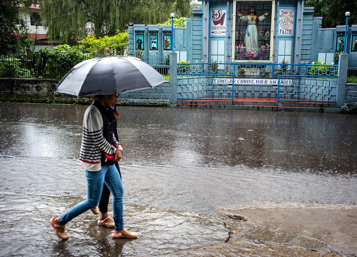 El Nino Seen Lingering Through August, Easing Hurricane Threats