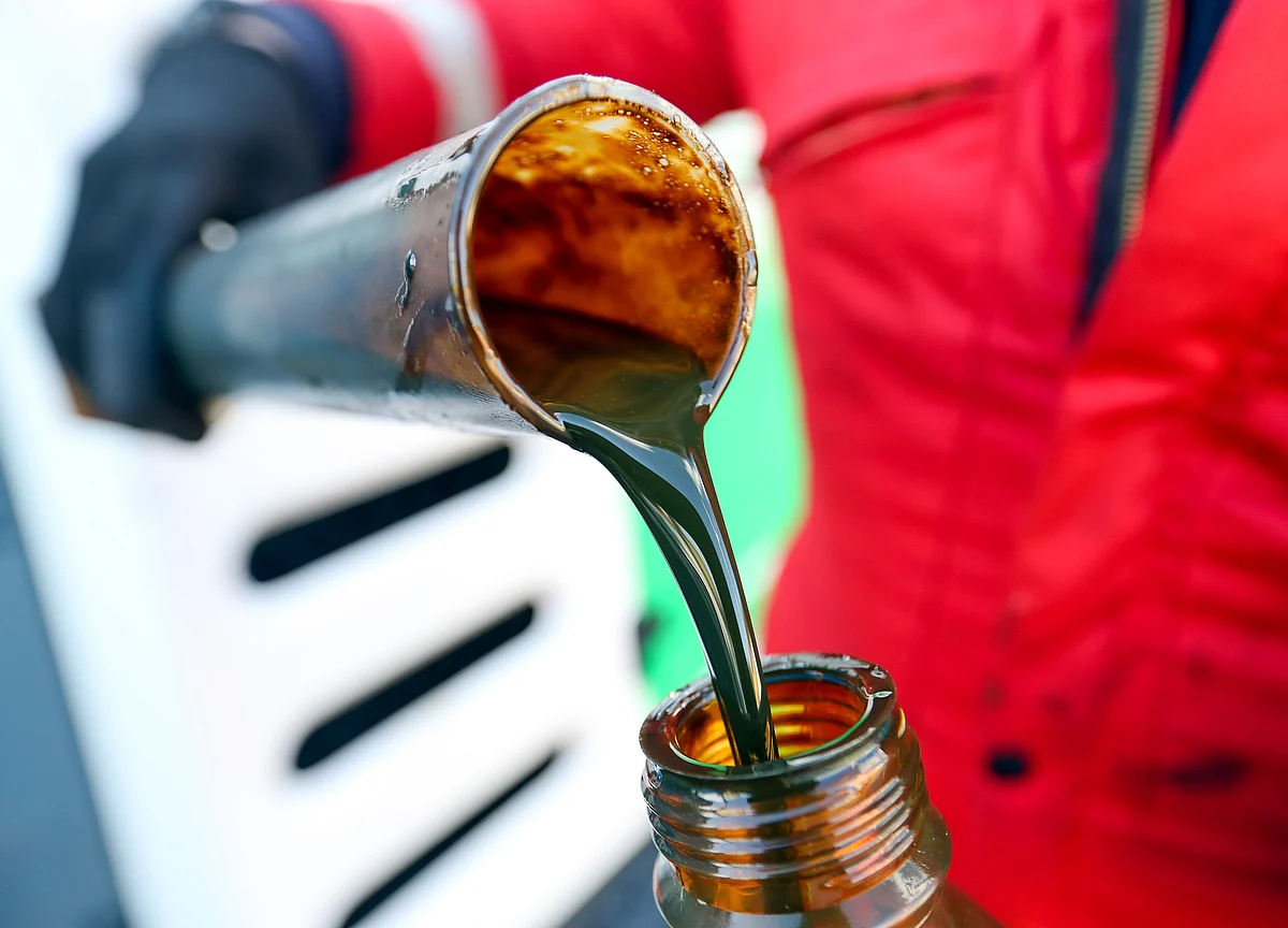 Oil Gains as Russia, Saudis Signal Commitment to Production Cuts