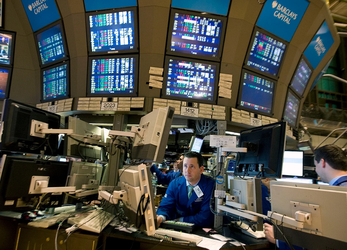Bond Traders Ponder Next Inversion as Fed Dots Take Center Stage