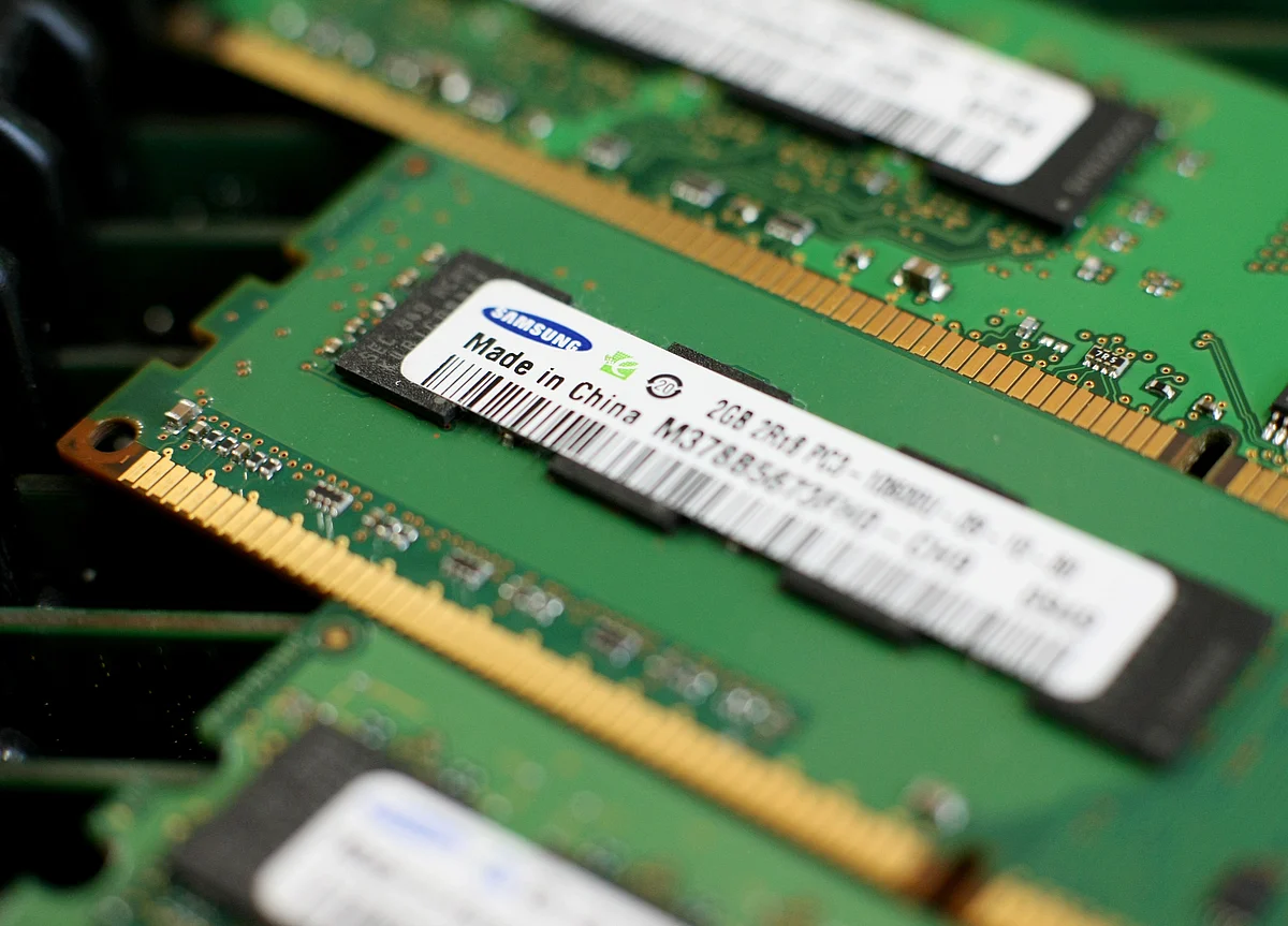 Samsung Profit Drops Most in Four Years as Chip Prices Slump