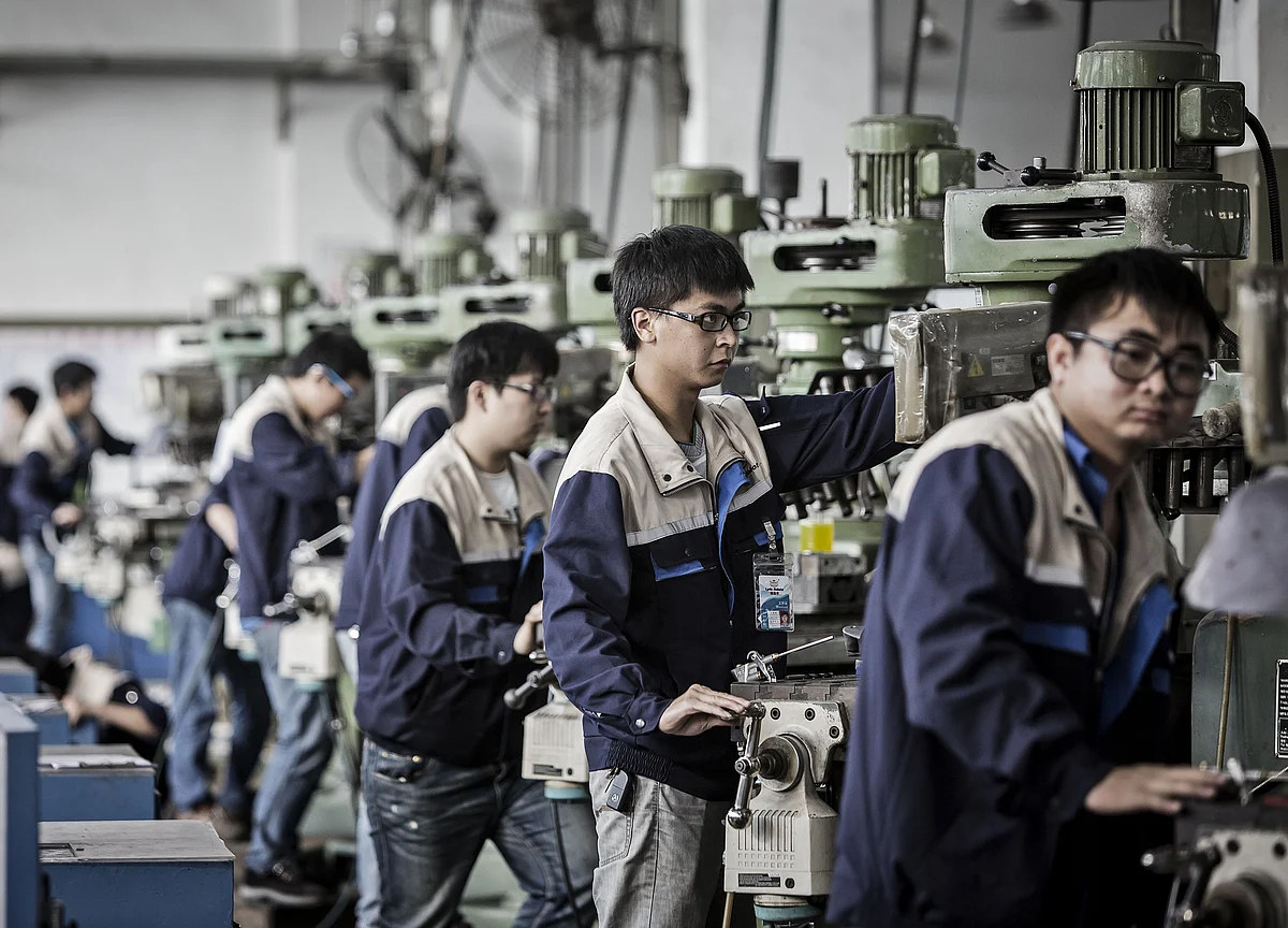 China Factory Output, Investment Slow While Consumption Firms
