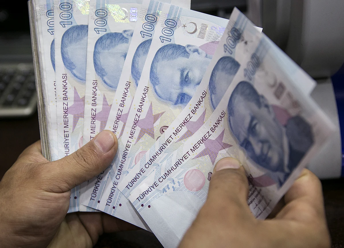 Lira Extends Fall as Reserve Measures Compound Risk-Off Rout