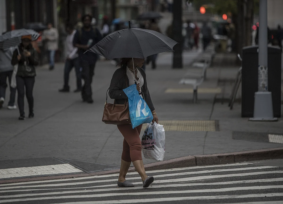 How U.S. Consumers Are Carrying Torch for Economy Beset by Risks