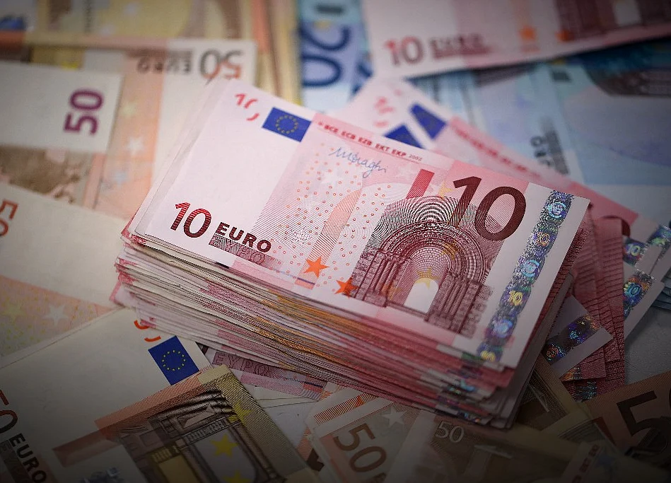Draghi Defends Euro as Bastion Against ‘Illiberal' Regimes