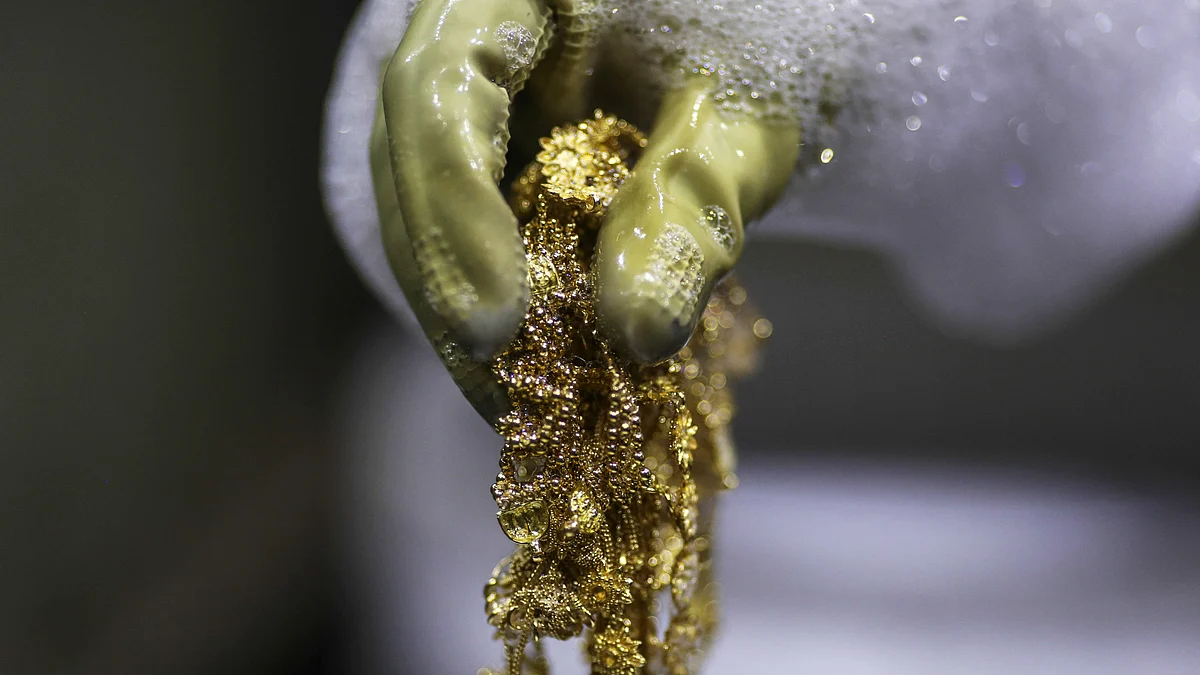 GOld prices today rose to an all-time high due to continued buying from jewellers. (Photographer: Dhiraj Singh/Bloomberg)
