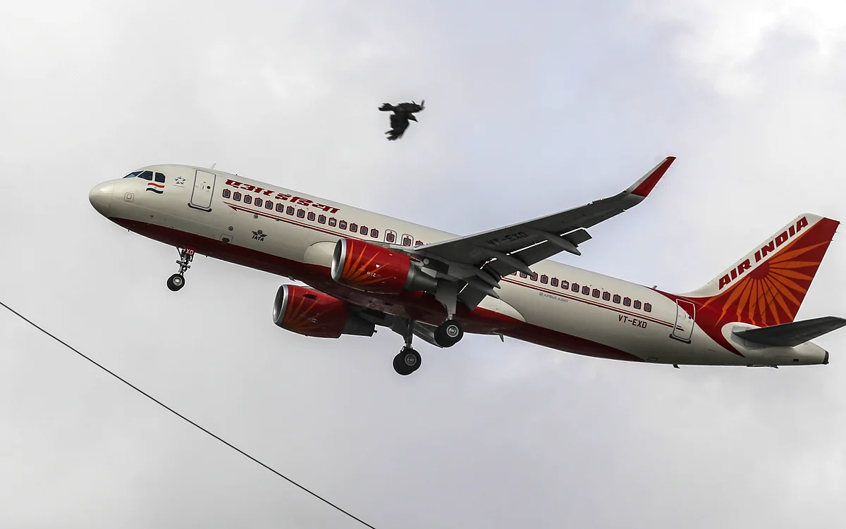 An Air India Ltd. aircraft prepares to land at Chhatrapati Shivaji International Airport in Mumbai, India. (Photographer: Dhiraj Singh/Bloomberg)