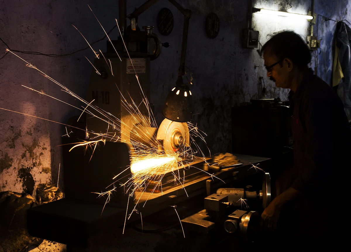 Euro-Area Factory Slump Eases in April as Italy Exceeds Estimate