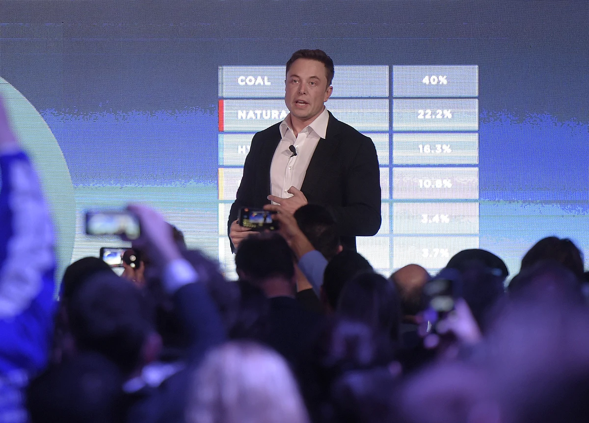 Musk and SEC Get More Time to Solve Spat Over Tesla Tweets