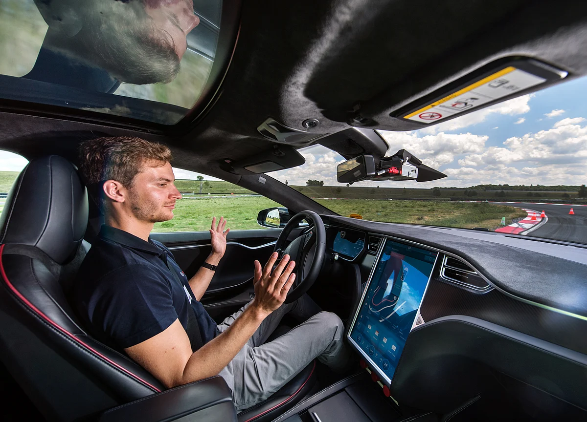 Tesla Cars May Stream Netflix, YouTube When Not Moving