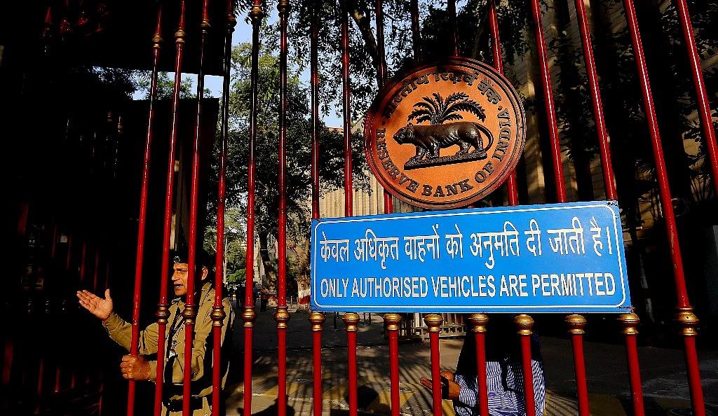 India Central Bank Gets `Mojo' Back as It Warns of Budget Risks