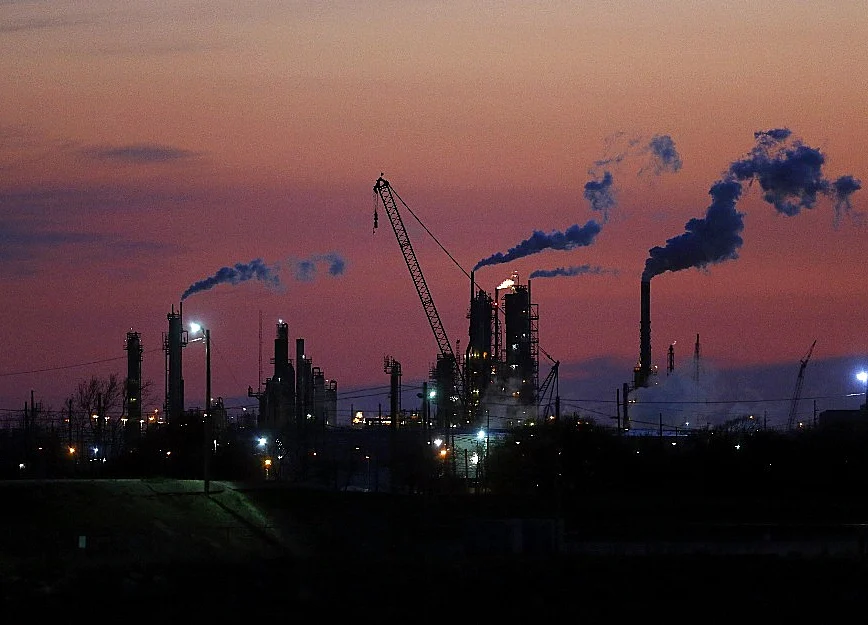 Oil Slumps Into Bear Market as Trade Tensions Feed Demand Angst