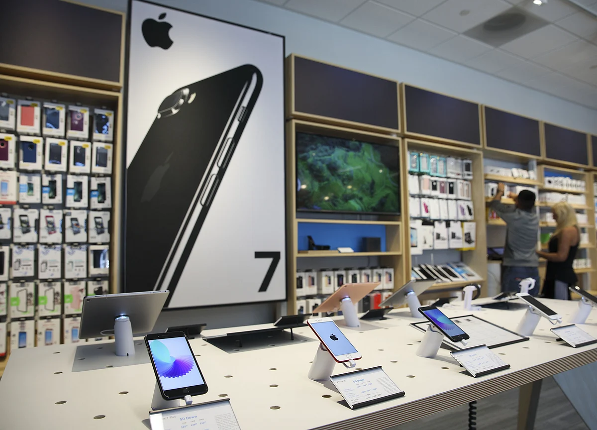 Apple Warns of iPhone Tariff Risks as China Supply Chain Exposed