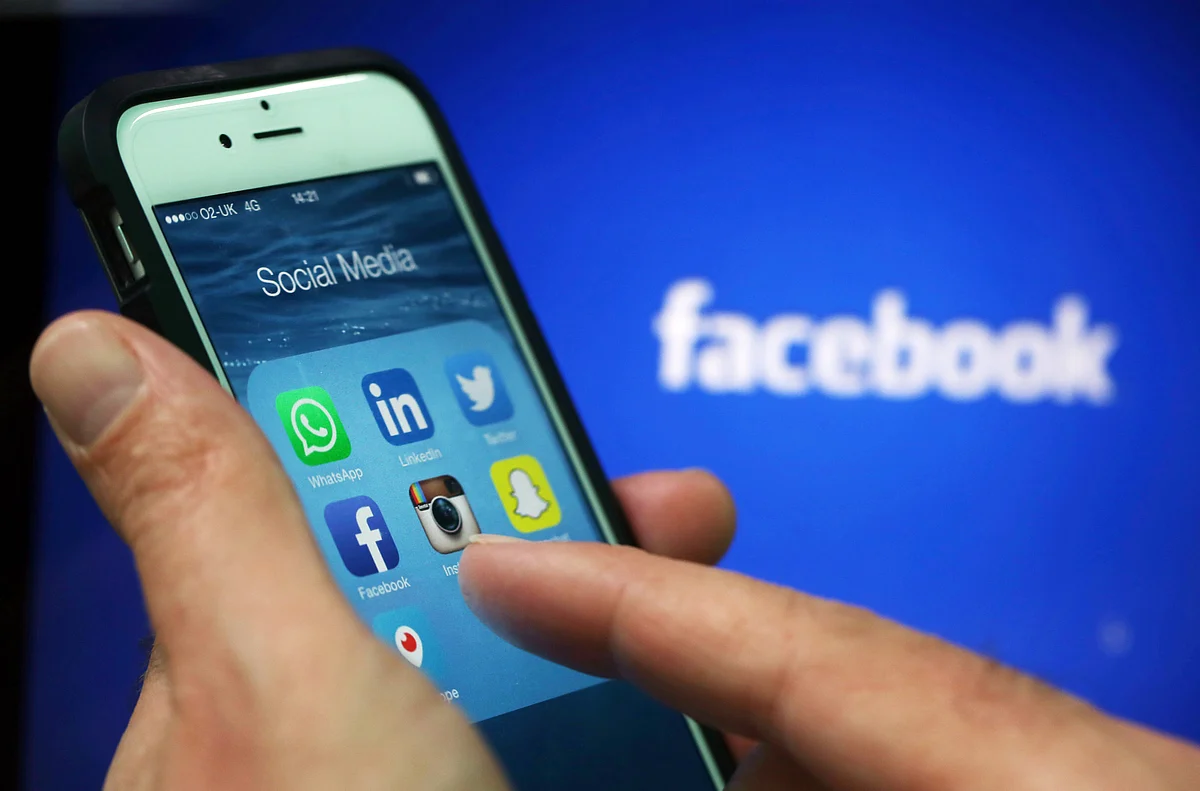 Social media apps. (Photographer: Chris Ratcliffe/Bloomberg)