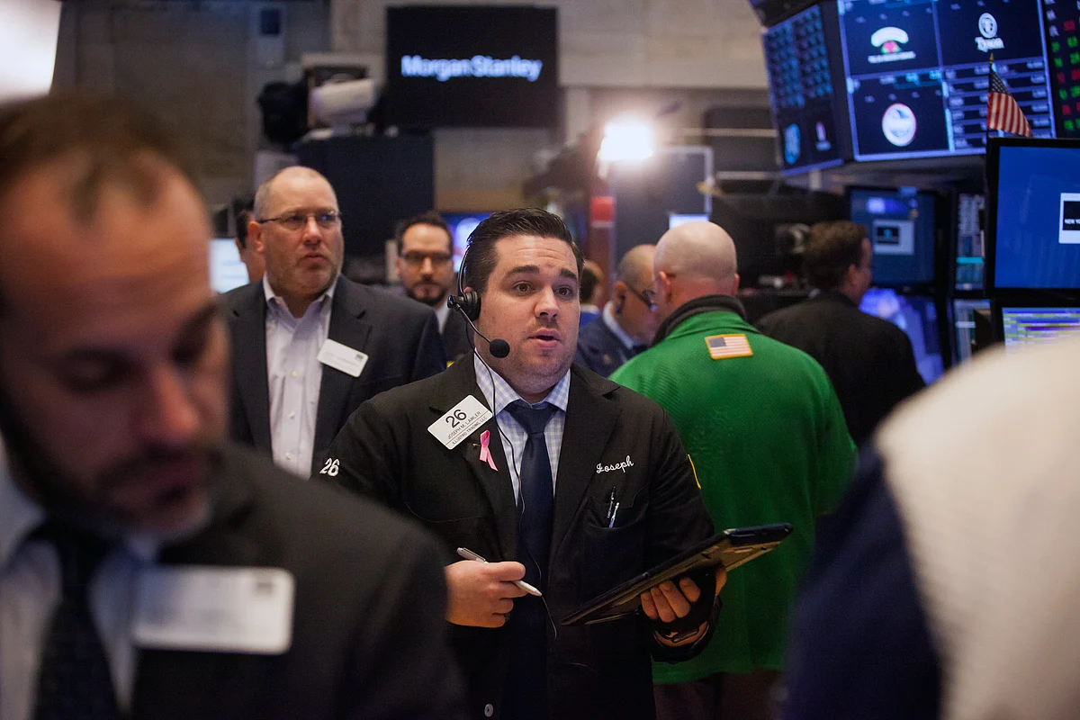 End of Era: Passive Equity Funds Surpass Active in Epic Shift