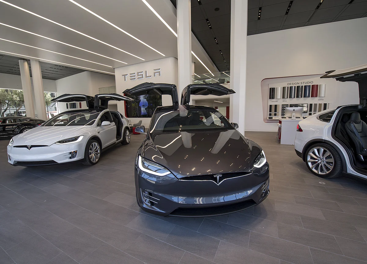 Musk's Site Makeover Seen as Long Shot as Model 3 Lags