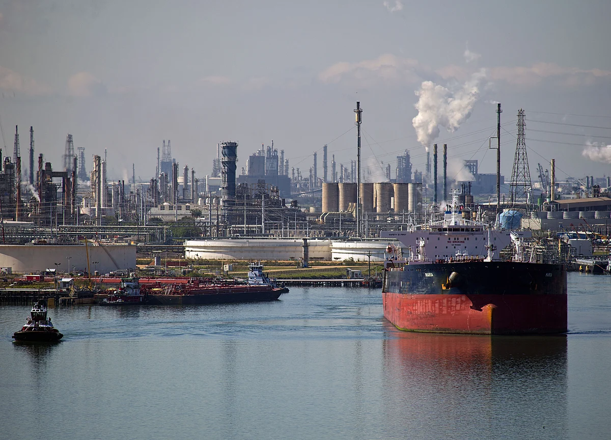 Oil Snaps Eight-Day Rally After Cut in Global Demand Outlook