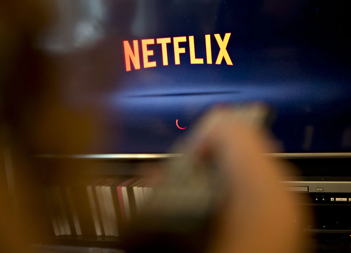 Netflix Shrugs Off Market Turmoil as Shares March Past $300