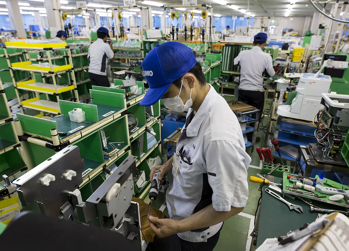 Japanese Manufacturing Contracts for the First Time Since 2016