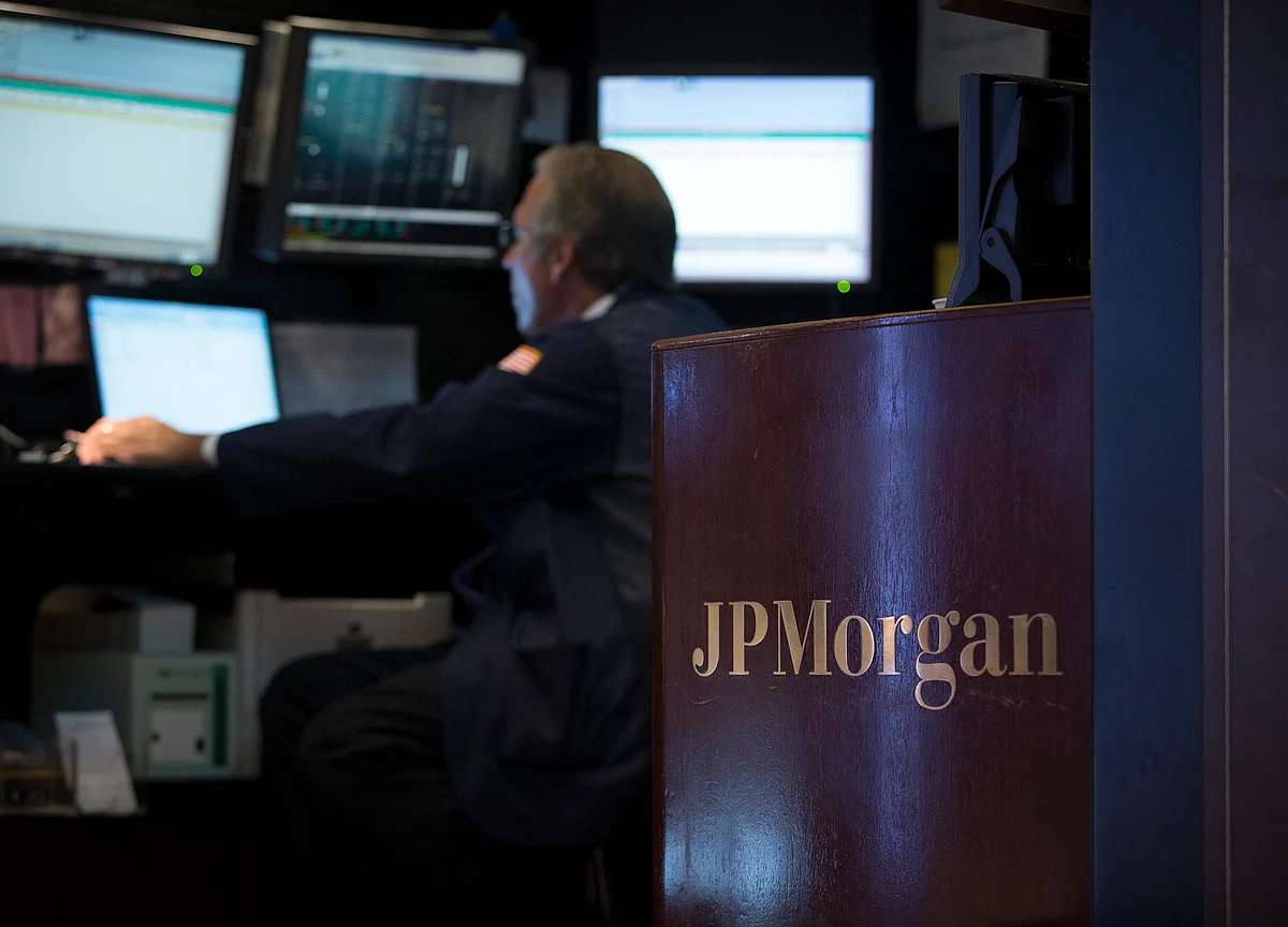 JPMorgan to Cut Hundreds of Jobs After Staffing Review