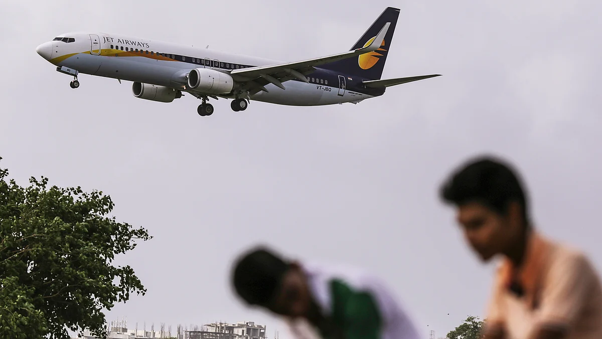Boeing Co. 737 aircraft operated by Jet Airways India Ltd. approaches to land at Chhatrapati Shivaji International Airport in Mumbai. (Photographer: Dhiraj Singh/Bloomberg)