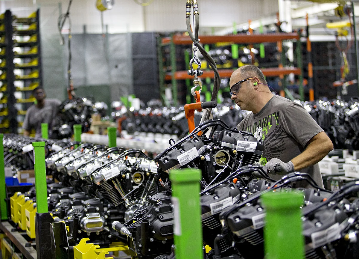 U.S. Wage Gains Pick Up to 2.9% While Payrolls Rise 201,000