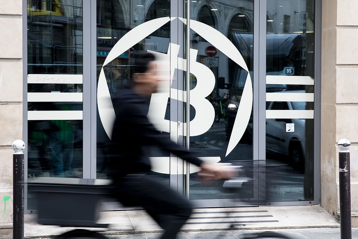 Bitcoin Guns for $10,000 as Cryptocurrency Mania Defies Skeptics