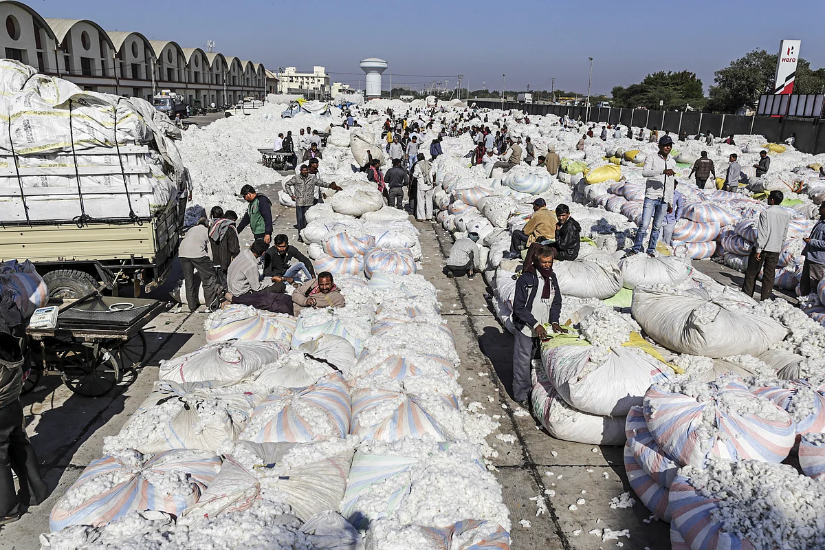 Traders gather for an auction at a market in Rajkot, Gujarat, India. (Photographer: Dhiraj Singh/Bloomberg)