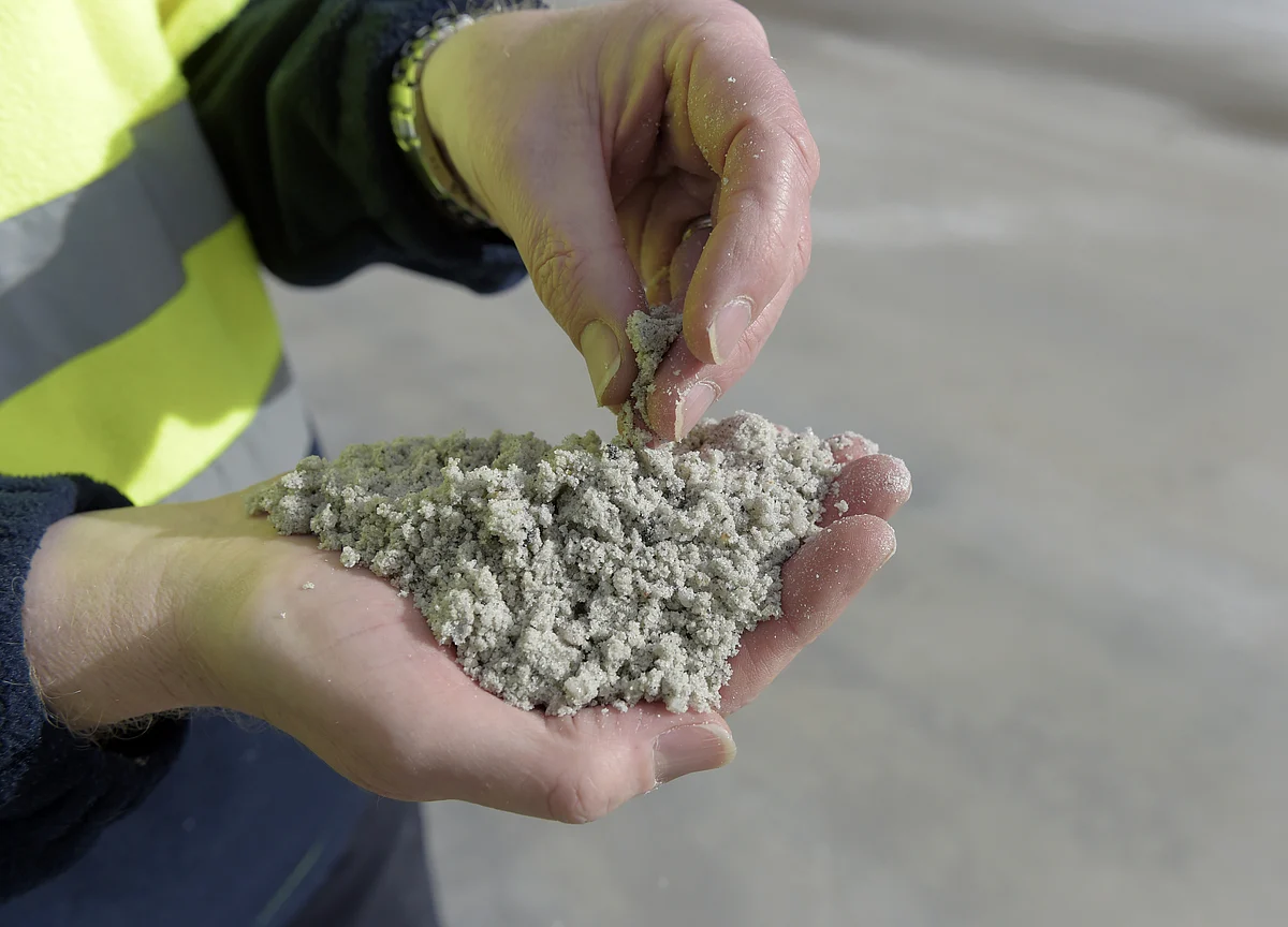 Battery Makers' Cheap-Lithium Dream Pivots on Rustling Up Talent