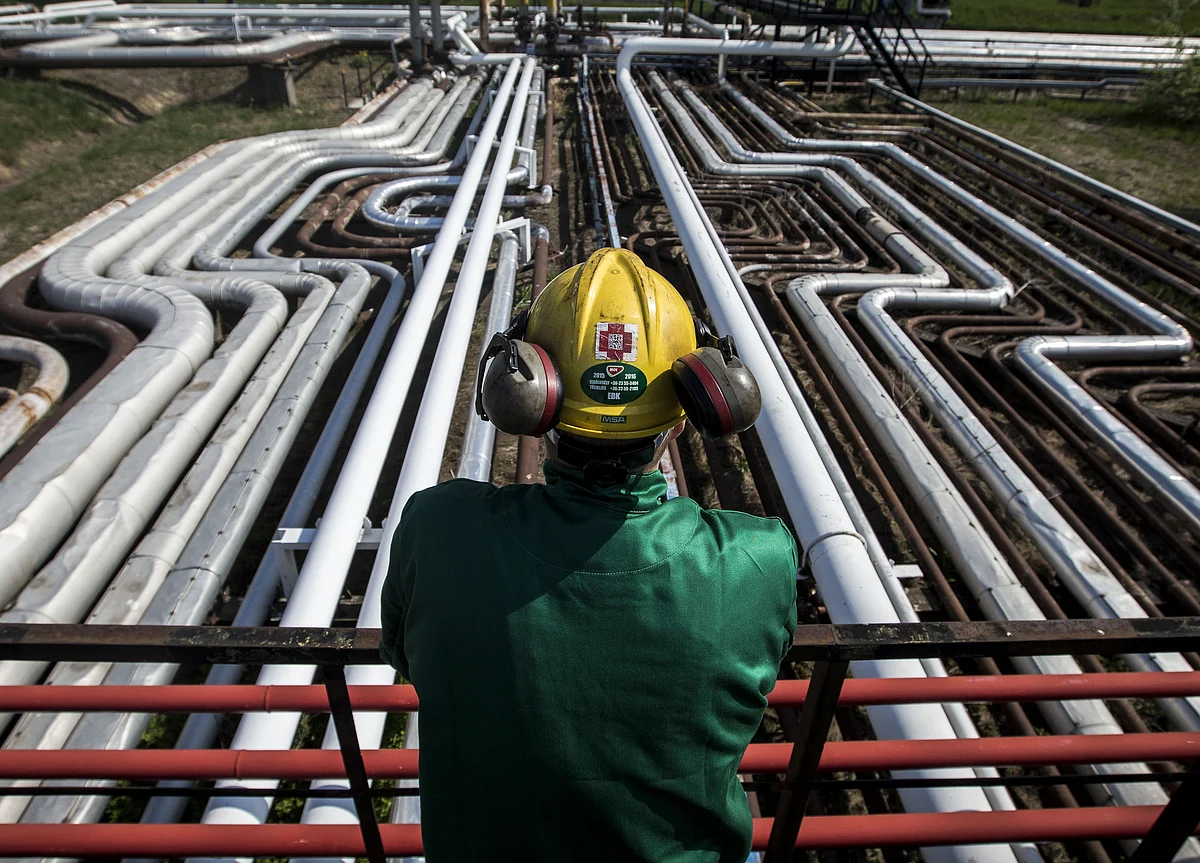 OPEC's Easy Win Masks Tough Oil-Market Choices Still to Come