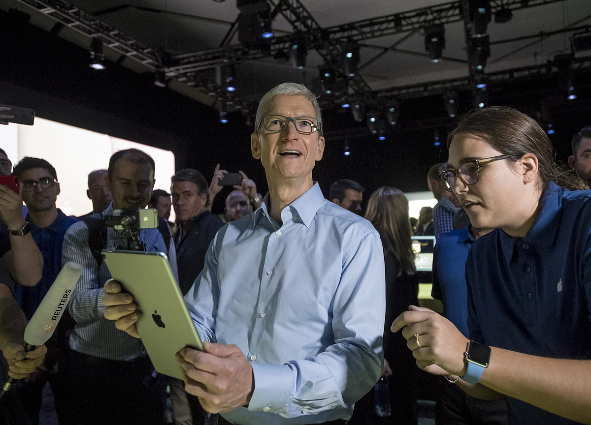 Apple CEO Cook Gets 74% Bonus Boost After Earnings Rebound
