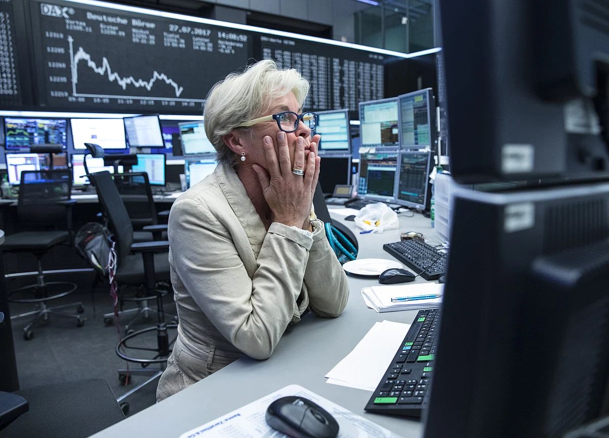Dollar Gains, Stocks Mixed in Pre-Holiday Trading: Markets Wrap