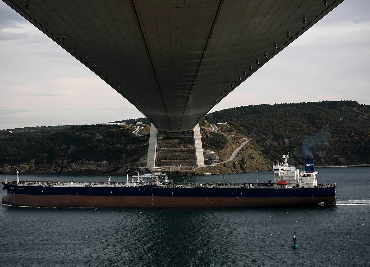 Oil Spill From Tanker in East China Sea Spreads `Noticeably'