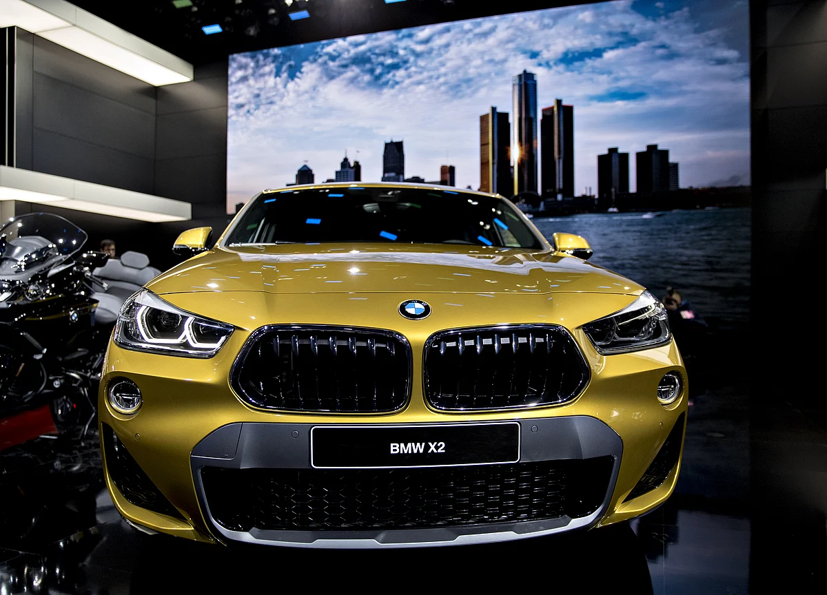BMW Tightens U.S. Luxury Race as Mercedes Deliveries Plunge