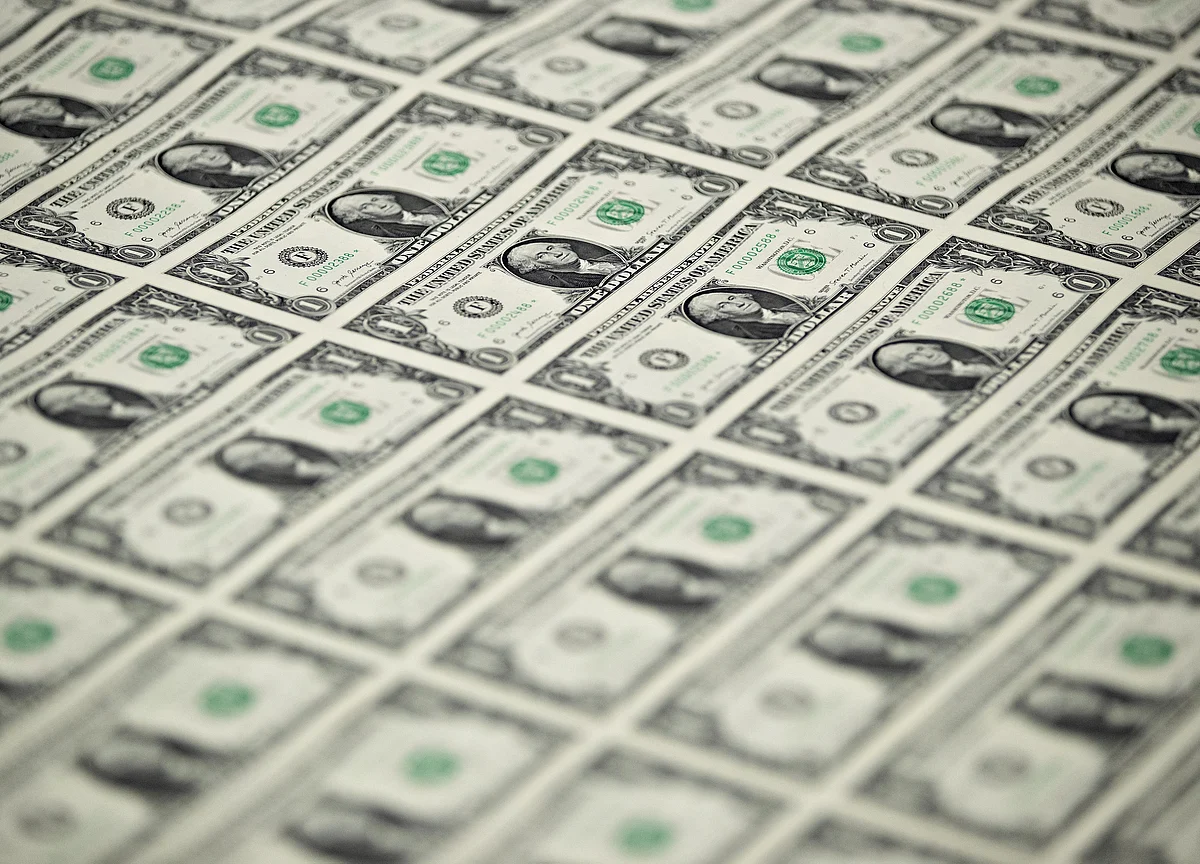 Morgan Stanley Calls Dollar Peak Amid `Wrong' Bullish View