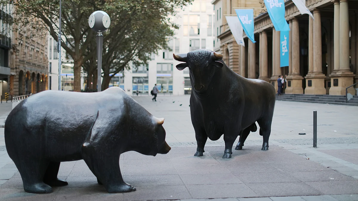 The bear and bull statues stand outside a Stock Exchange. (Photographer: Alex Kraus/Bloomberg)