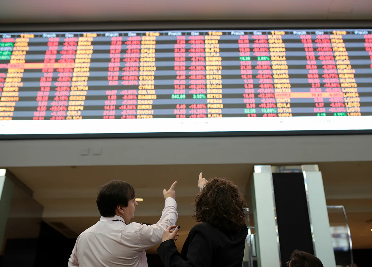 U.S. Stocks Climb to Record; Crude Oil Rallies: Markets Wrap