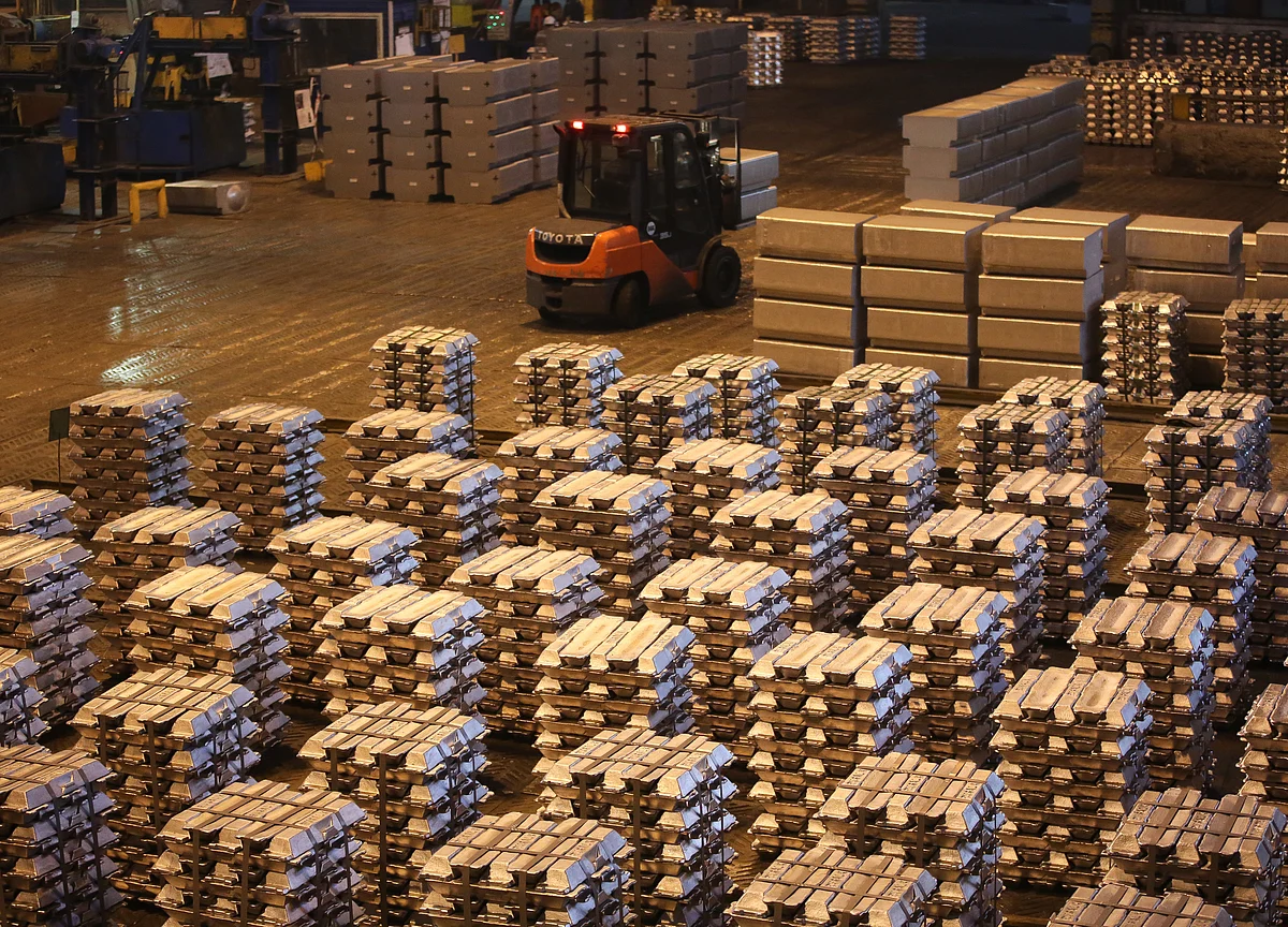 In Age of Amazon, You Could Invest in Tech -- or in Warehouses