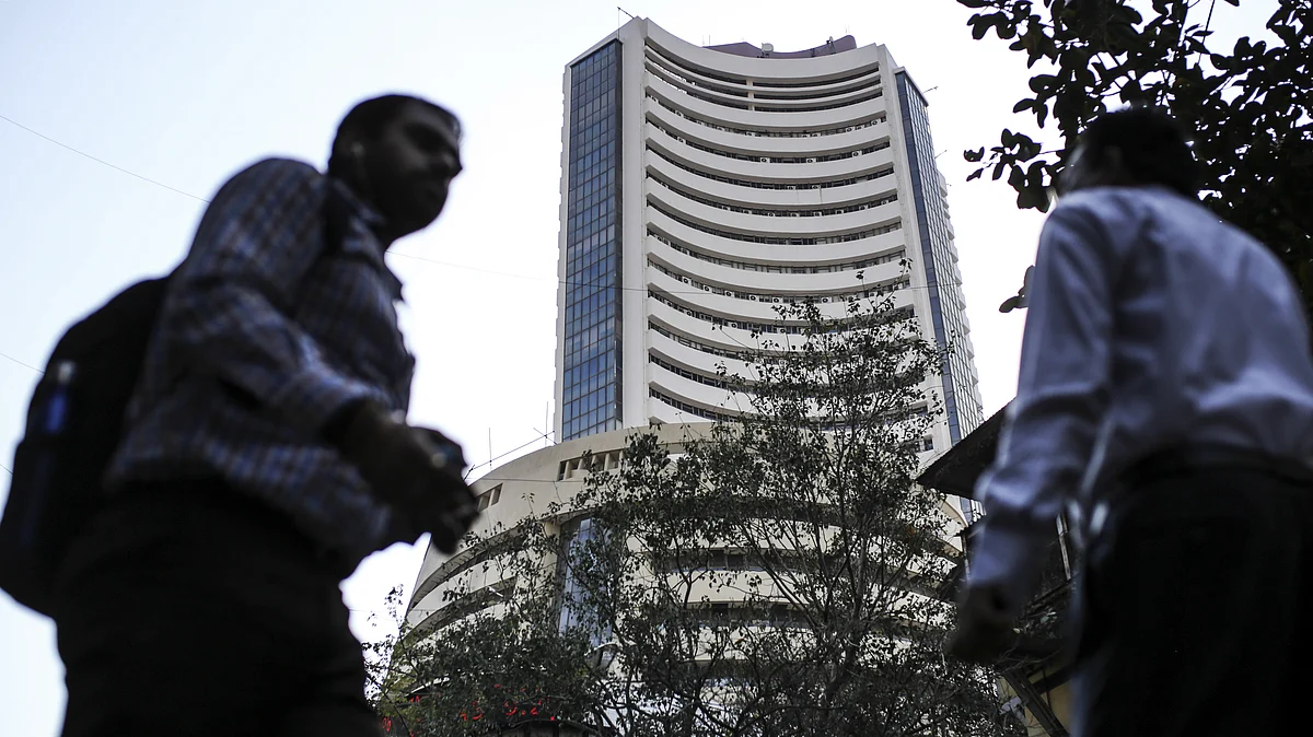 Pedestrians walk past the Bombay Stock Exchange (BSE) building in Mumbai. (Photographer: Dhiraj Singh/Bloomberg)
