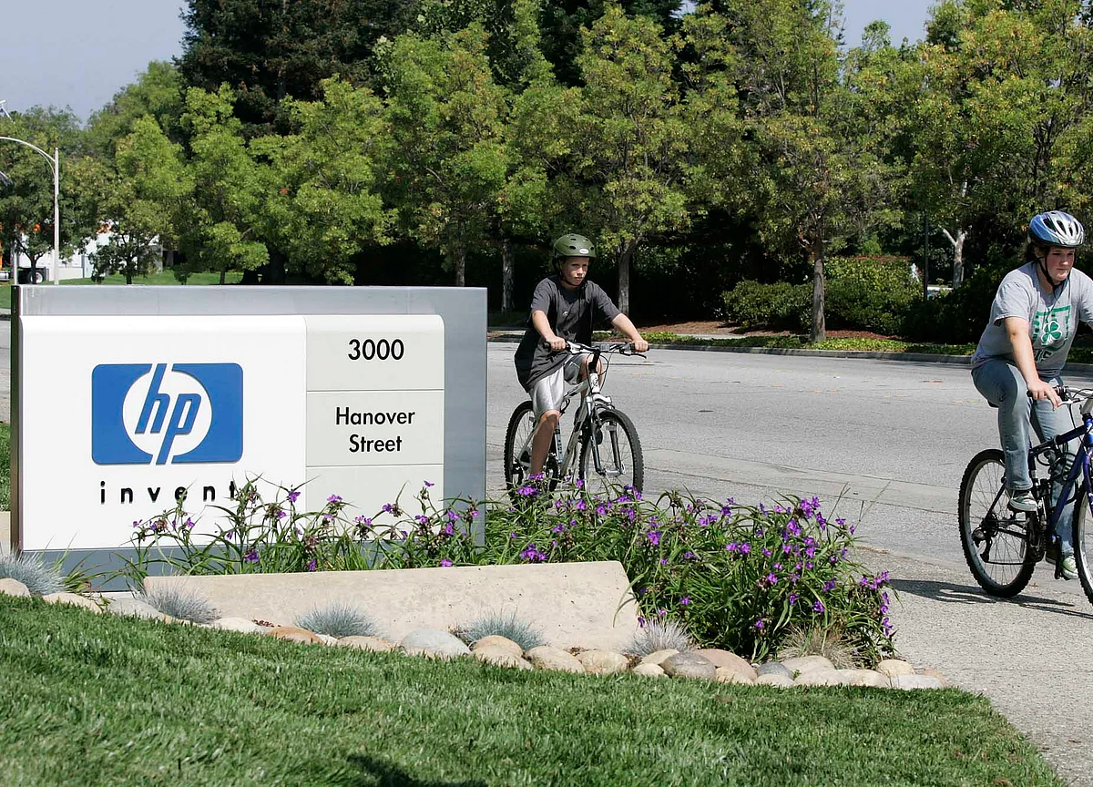 HP, Dell to Shift Up to 30% of Laptop Production From China, Report Says