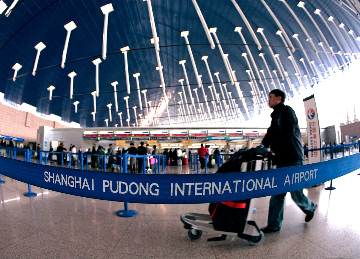 China's Tourists Go Global, Smartphones in Hand
