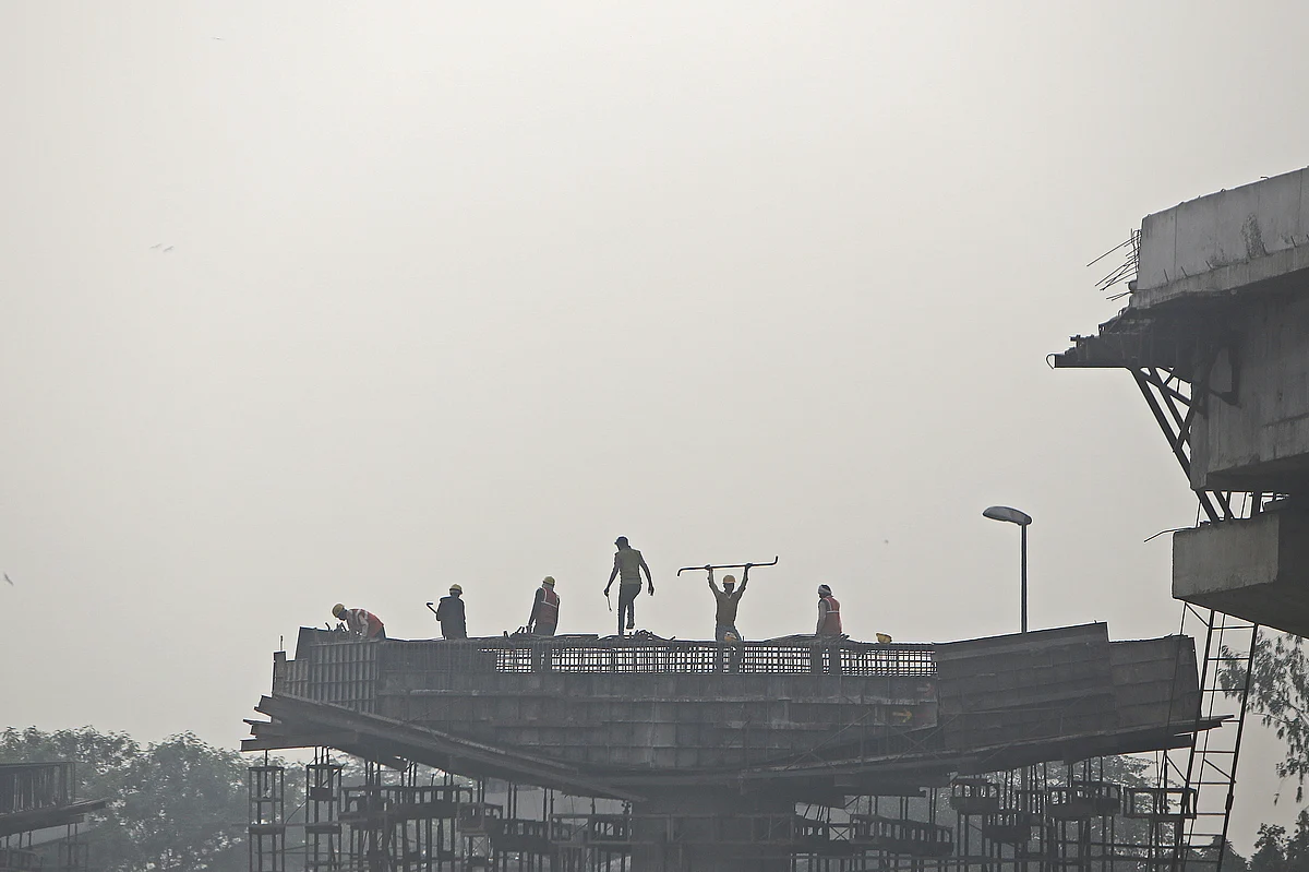 Workers labor on a construction site in New Delhi, India, on Dec. 4, 2017. (Photographer: Anindito Mukherjee/Bloomberg)