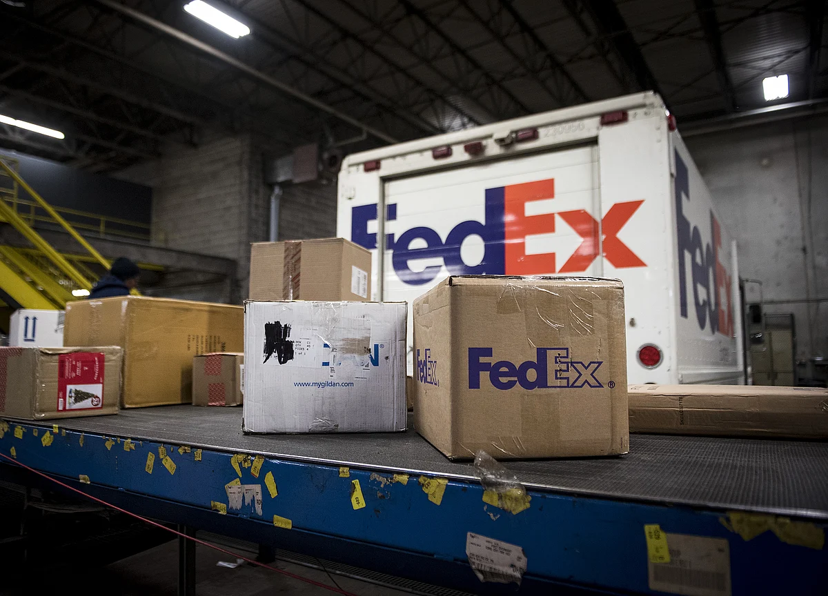 FedEx Sinks Most in Five Years as Trump Tariffs Stoke Trade Fear