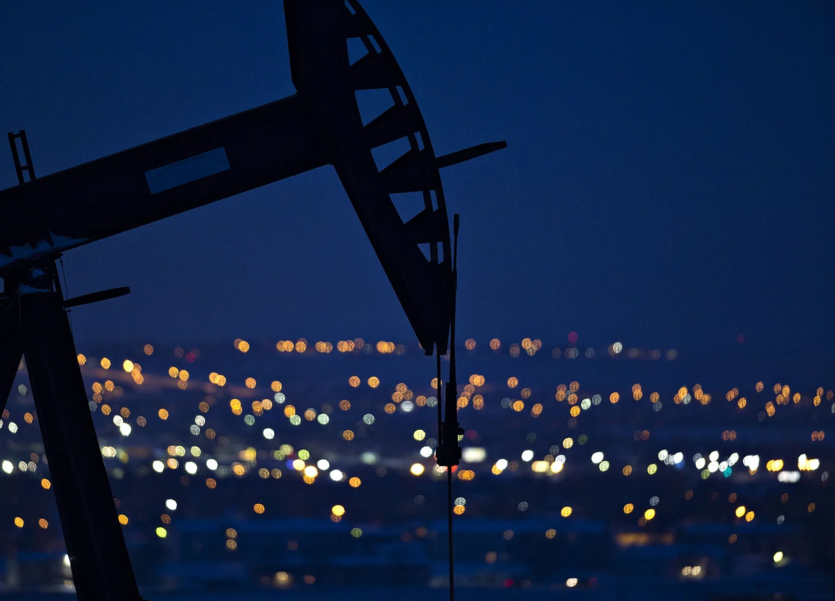 Oil Dips as Industry Data Shows Surprise U.S. Crude Stock Build