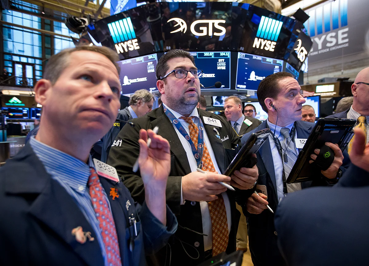 Wall Street Divided as Global Equity Wipeout Nears $1 Trillion