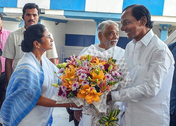 KCR, Mamata Banerjee Discuss Federal Front, To Talk To Like-Minded Parties