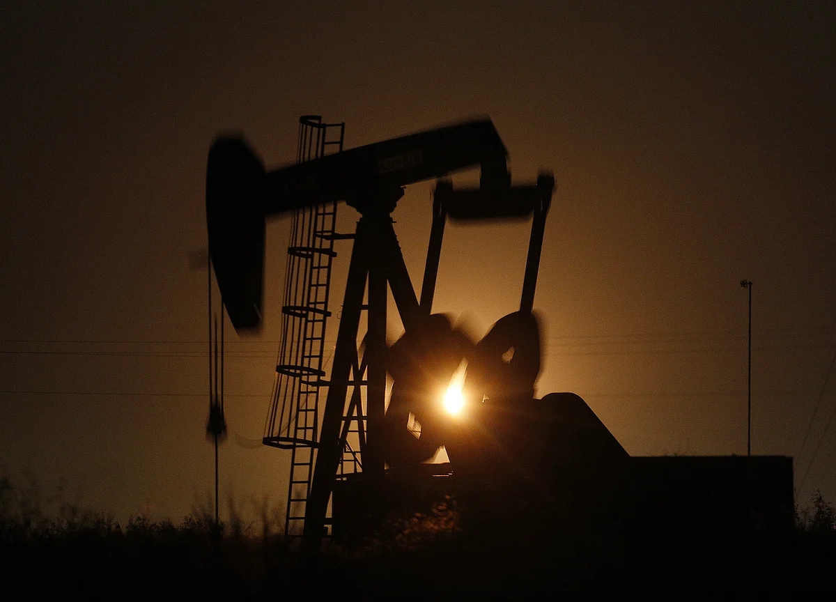 Oil Extends Losing Streak as Economic Woes Cloud Demand Outlook