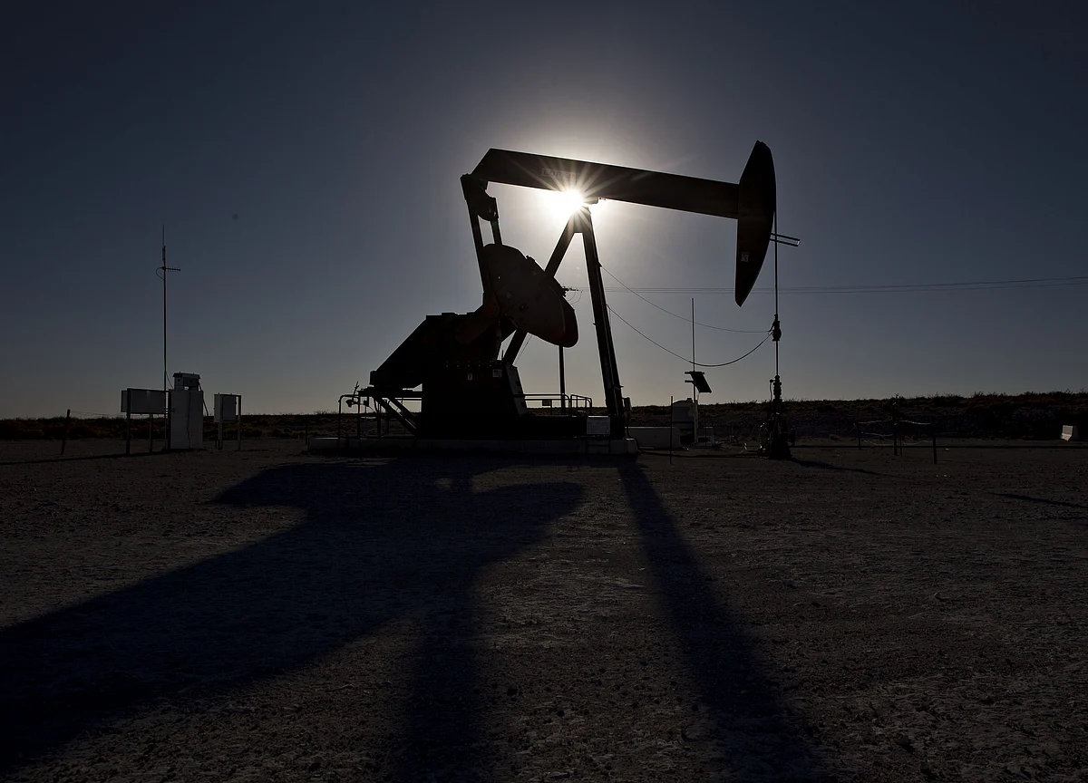 Oil Inches Higher But Struggles to Break Through $61 a Barrel