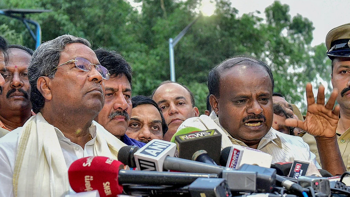 Outgoing Karnataka Chief Minister Siddaramaiah and JD(S) President HD Kumaraswamy address the media after a meeting with Governor Vajubhai Vala in Bengaluru on May 15, 2018. (Photograph: Shailendra Bhojak/PTI)